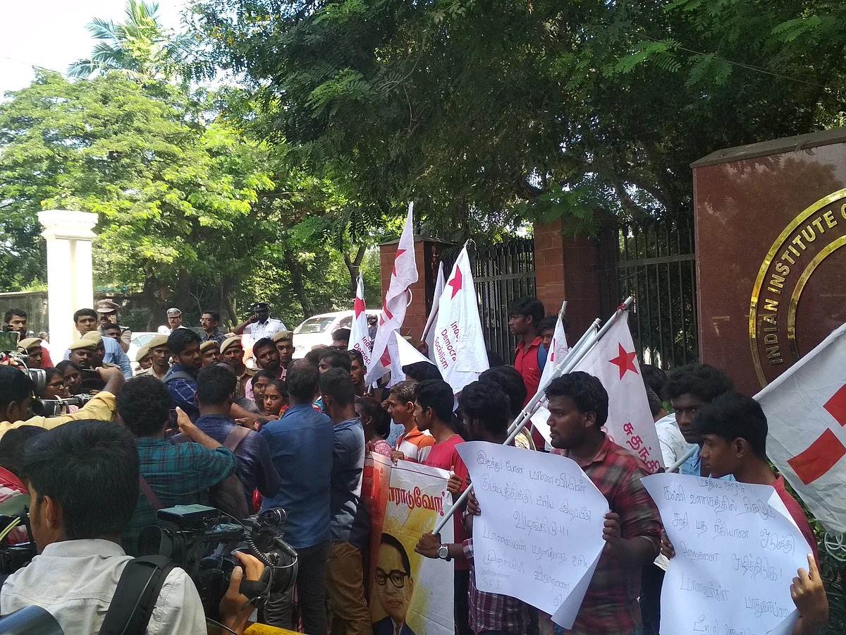 `காரணமே சொல்லப்படாத 5 தற்கொலைகள்!' -சென்னை ஐ.ஐ.டி முன்பு கொந்தளித்த மாணவர்கள்