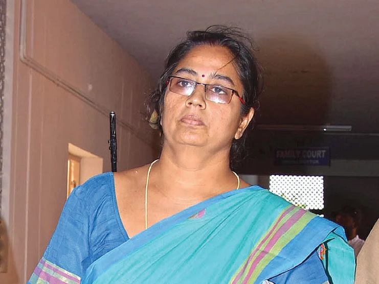 ‘வெளியே வந்தால் ஆசிட் அடிப்போம்!’