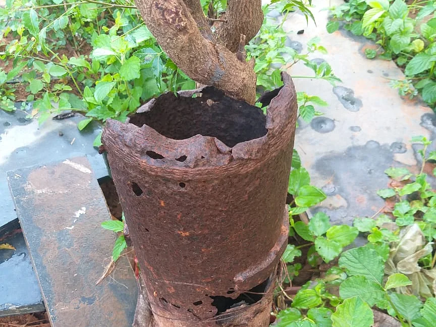`கேணியை அடைத்துவிட்டோம்!'- அதிகாரிகளின் அலட்சியத்தால் திறந்துகிடக்கும் ஆழ்துளைக் கிணறு