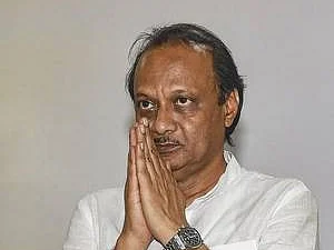 `நான்கே நாளில் அஜித் பவார் ராஜினாமா?' - மகாராஷ்டிர அரசியலில் அடுத்த திருப்பம்!