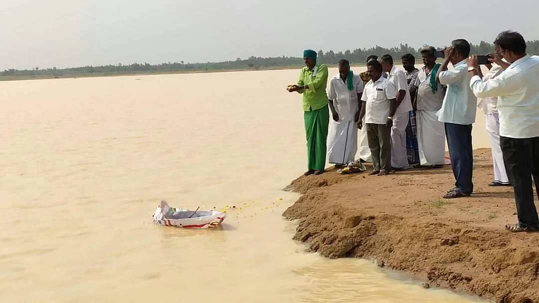 நூதனப் போராட்டம்