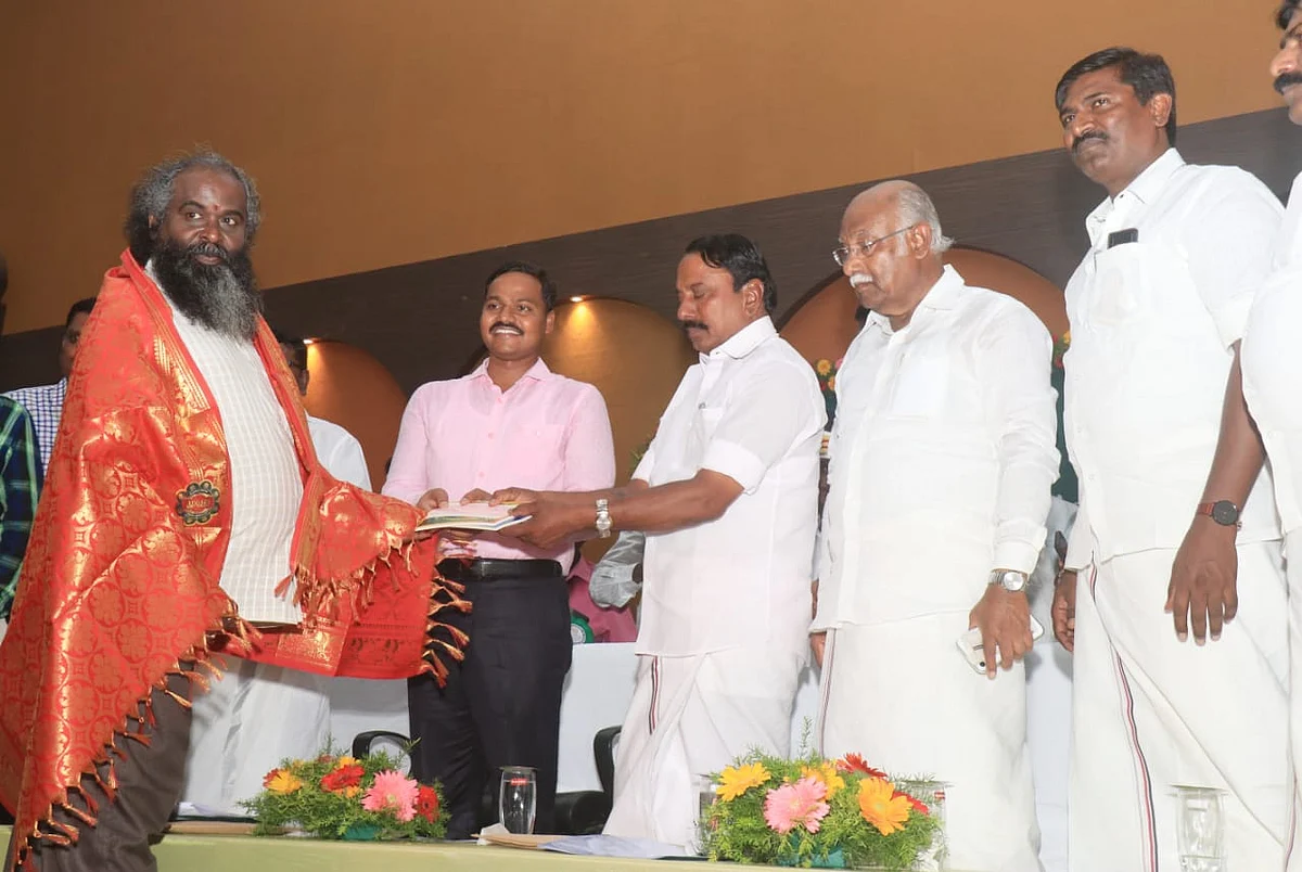 ஆசிரியர் உலகராஜ் அமைச்சரிடம் நன்கொடை வழங்கினார்.
