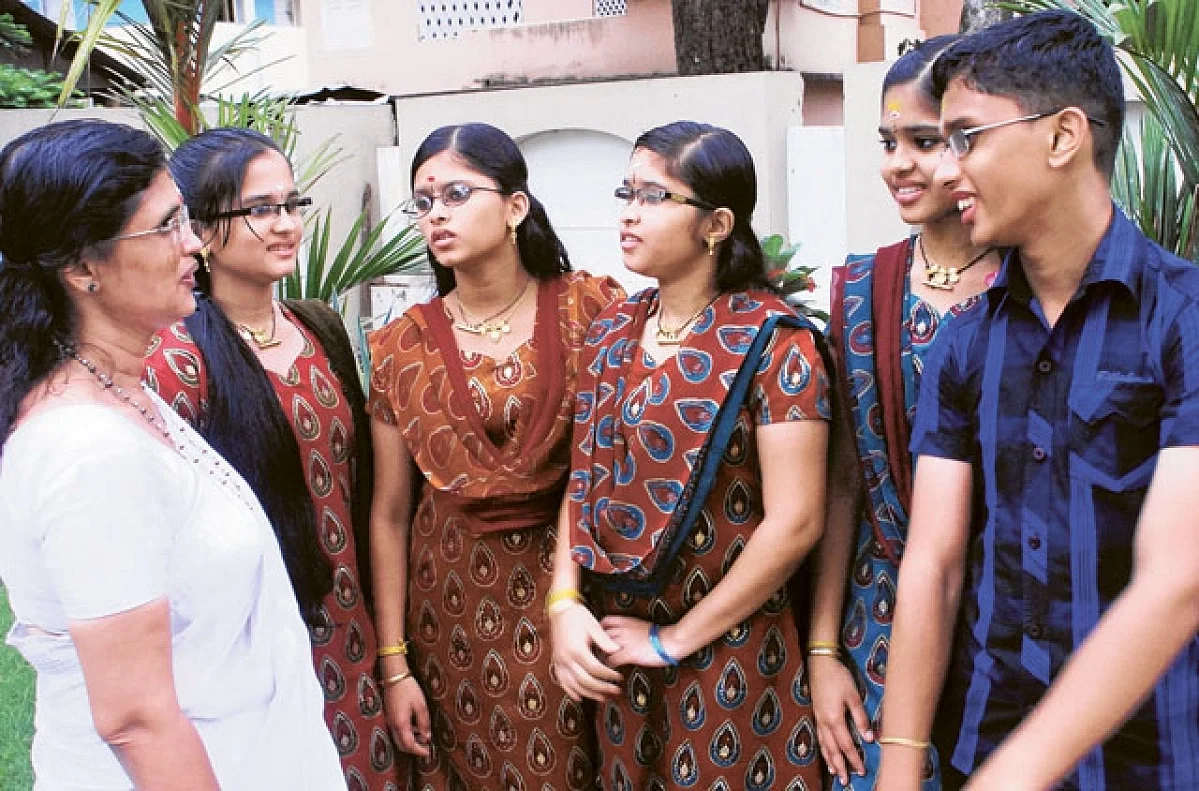 ஐந்துபிள்ளைகளுடன் ரமாதேவி