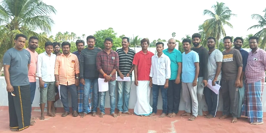 தீர்மான நகலோடு குளித்தலை இளைஞர்கள்