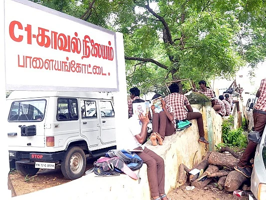 பள்ளியில் மோதல்... கையில் சாதிக்கயிறு - மாணவர்களுக்குத் திருக்குறள் எழுதும் தண்டனை!