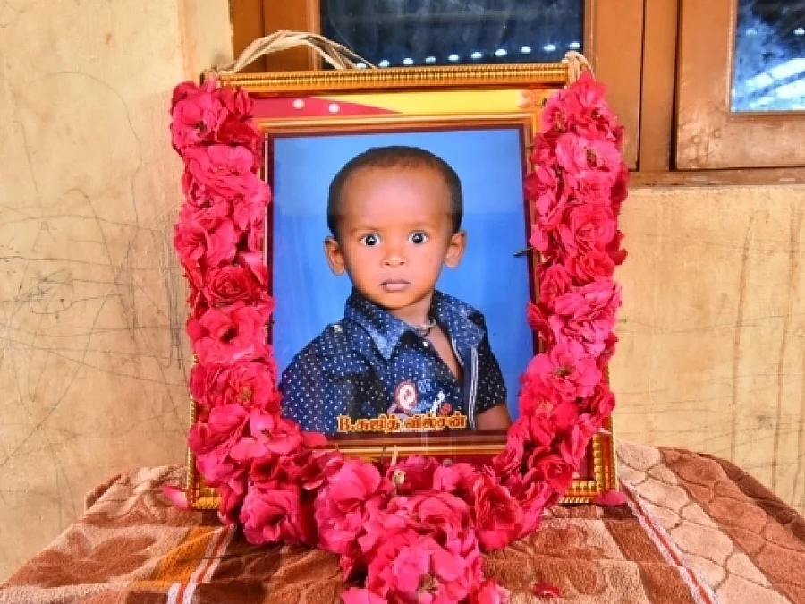 ``சுஜித்தின் பெற்றோர், ஆழ்துளைக் கிணற்றைக் கண்டுகொள்ளாமல் விட்டது இதனால்தான்!” - மீட்புப்பணி அதிகாரி