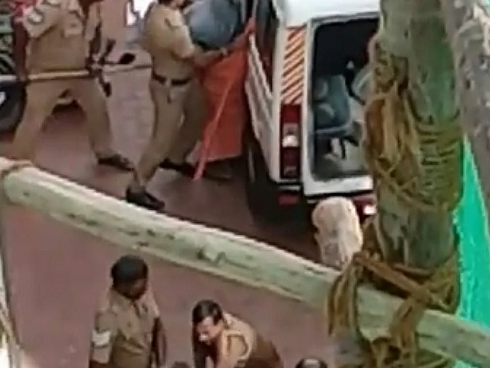 `அவர்களை ஜீப்பில் ஏற்றியது ஏன்?!' - கன்னியாகுமரி போலீஸின் செயலால் வைரலாகும் வீடியோ