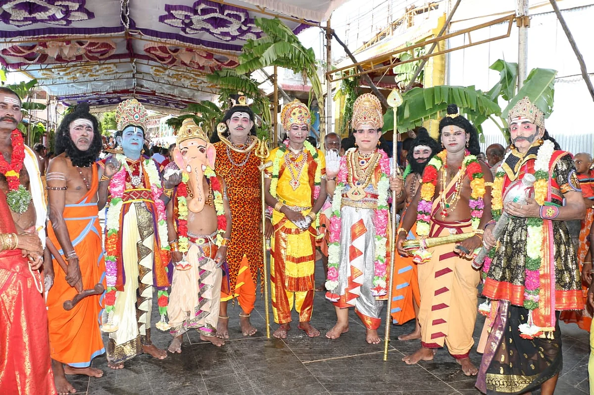 வேடமணிந்த பக்தர்கள்
