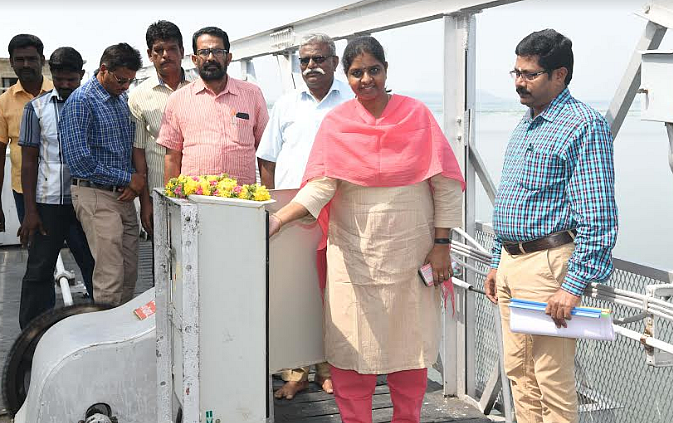 வைகை அணையில் இருந்து தண்ணீர் திறக்கும் தேனி கலெக்டர்