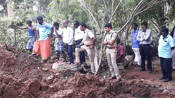 புதைக்கப்பட்ட இடத்தில் குழி தோண்டும் பணி