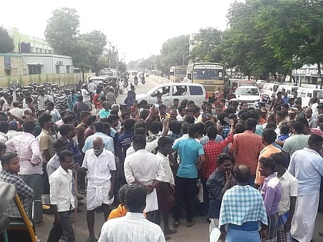 ``ஹெல்மெட் போடவில்லை; லத்தியை வீசினர்!”- போலீஸாரால் பறிபோன பெண்ணின் உயிர்