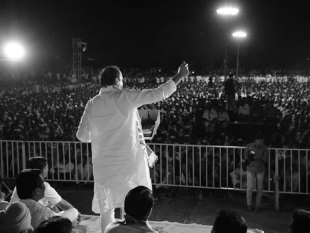 யார் இந்த அஜித் பவார்... சரத்பவாரின் முதுகில் குத்த காரணம் என்ன?