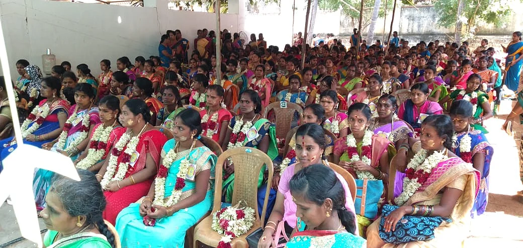 மண்டபத்திற்கு வெளியே அமர வைக்கப்பட்ட பெண்கள்