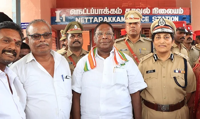 கடந்த ஆண்டு மத்திய அரசின் சிறந்த காவல் நிலைய விருது வாங்கியதற்கு வாழ்த்து தெரிவிக்கச் சென்ற முதல்வர் நாராயணசாமி