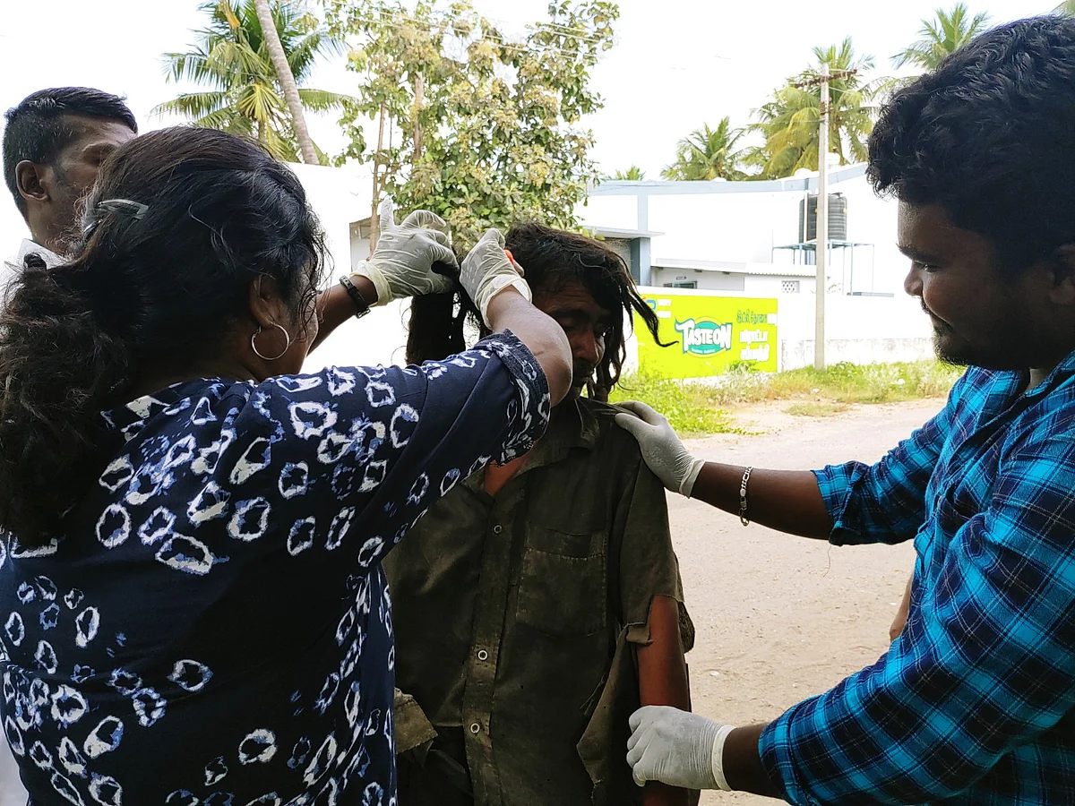 மனநலம் பாதிக்கப்பட்டருக்கு முடிவெட்டும் மேகலா