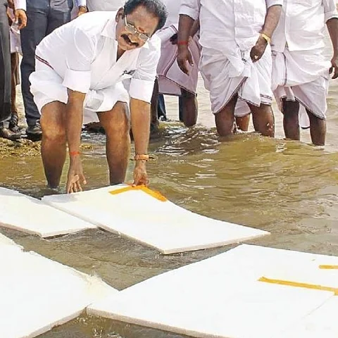 தெர்மாகோலுடன் செல்லூர் ராஜூ