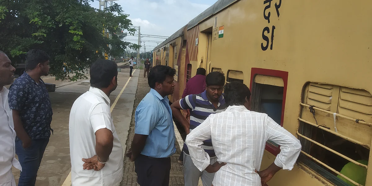 நிறுத்தப்பட்ட ரயில்
