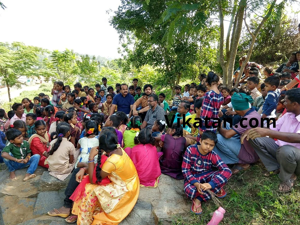பழங்குடியினக் குழந்தைகளுடன் கலந்துரையாடல்