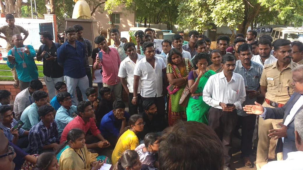 பாரதிதாசன் பல்கலைக்கழகப் பதிவாளர் கோபிநாத் மாணவர்களுடன் பேச்சுவார்த்தை