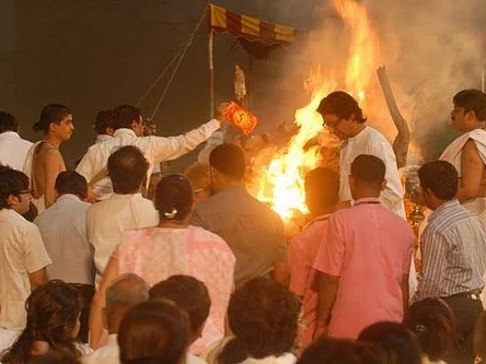 ``என் குடும்பத்தினர் அதிகாரத்துக்கு வரமாட்டோம்''- பால் தாக்கரே சொன்ன இடத்திலேயே பதவியேற்கும் உத்தவ்!