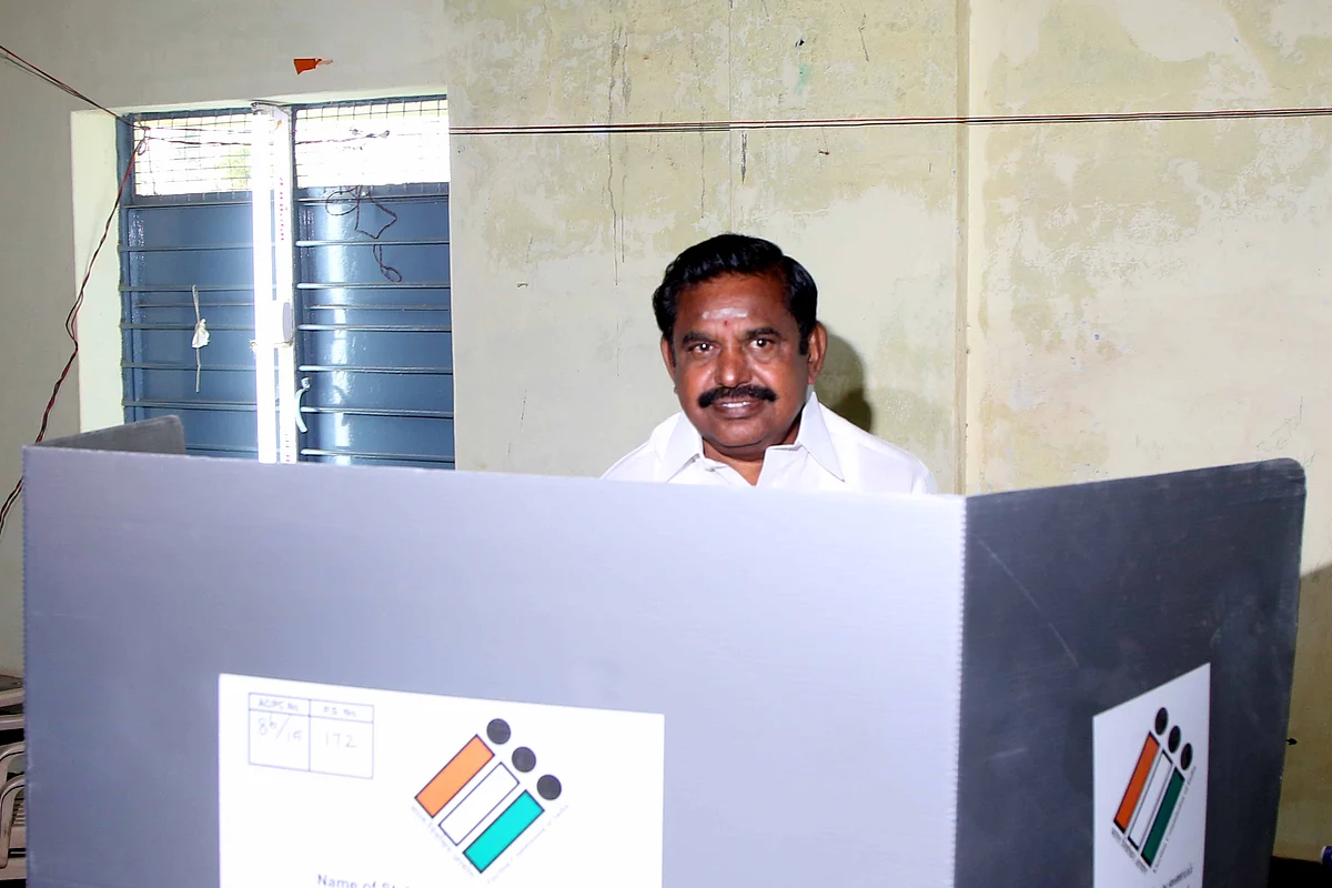எடப்பாடி வாக்களித்த போது