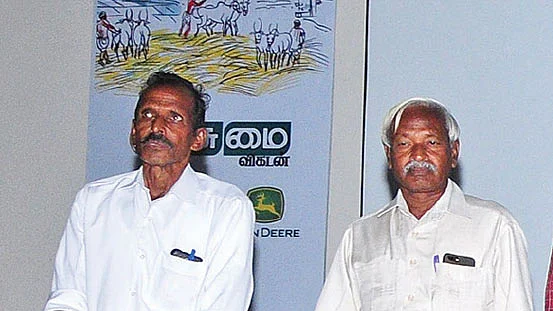 மேடையில் பேச்சாளர்கள்