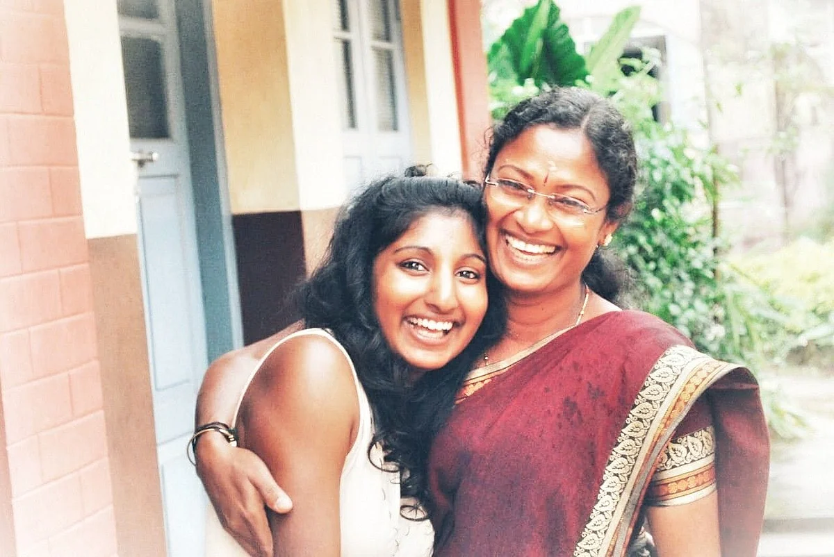 ஆசிரம நிர்வாகி உடன் நவ்யா
