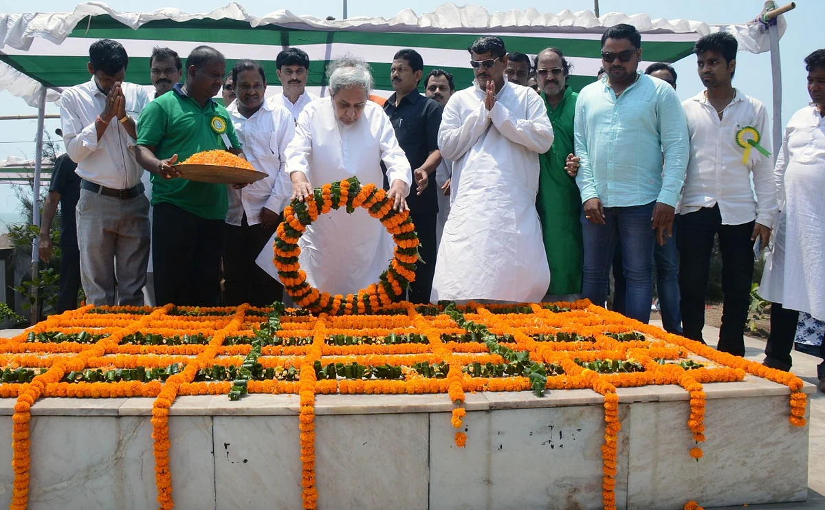 பிஜு பட்நாயக் சமாதியில் நவீன்