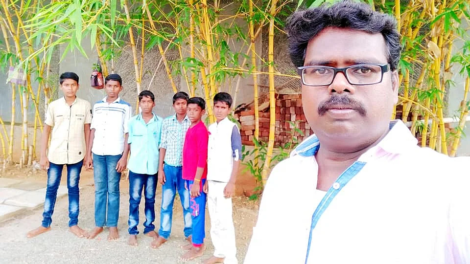 மாணவர்களுடன் ஆசிரியர் மணிமாறன்