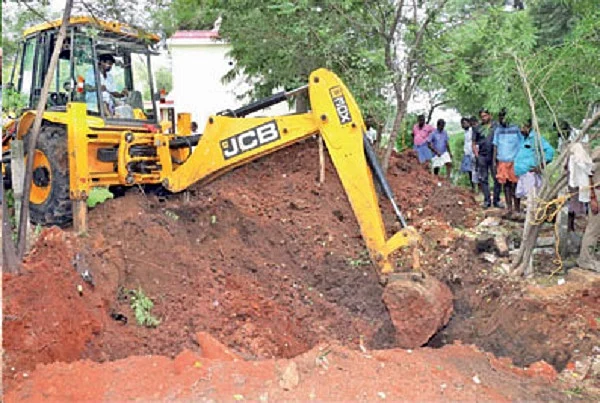 பொக்லன் மூலம் தோண்டும் பணி