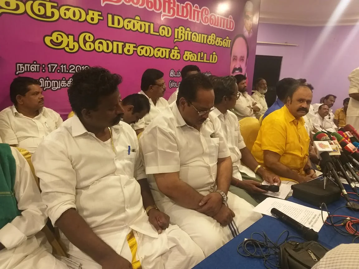 கூட்டத்தில் புகழேந்தி