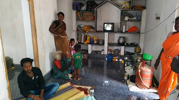 இரண்டு மாவட்டங்களாகப் பிரிக்கப்பட்டிருக்கும் வீடுகளில் ஒன்று