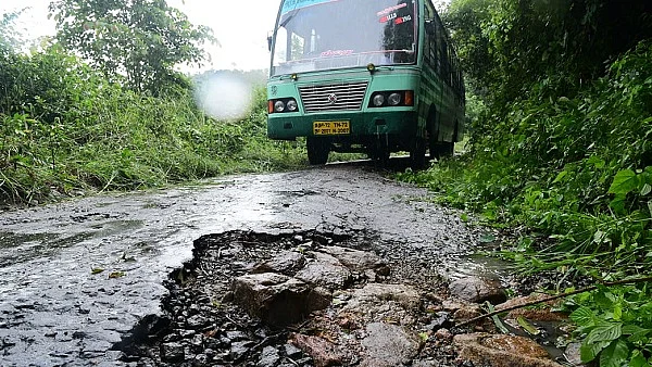 குண்டும் குழியுமான சாலை