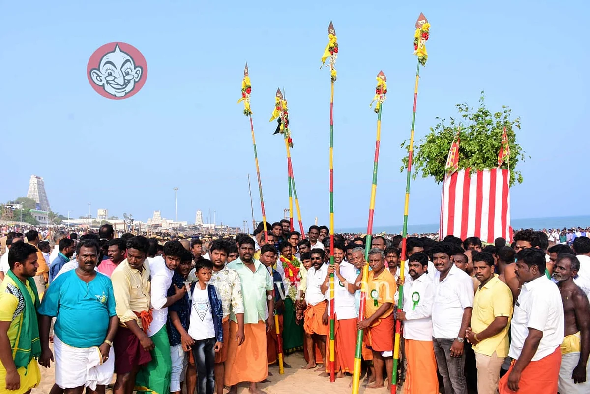 வேல் தாங்கும் பக்தர்கள்