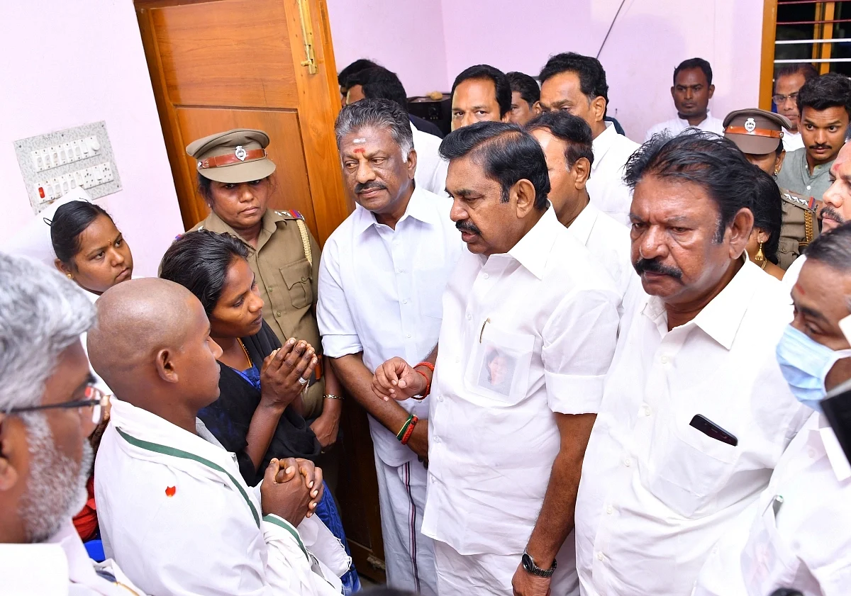 சுஜித் பெற்றோரிடம் ஆறுதல் சொல்லும் எடப்பாடி, பன்னீர்...