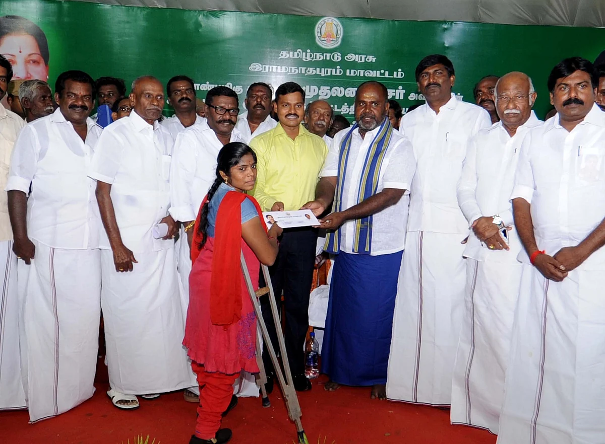 அமைச்சர் உதயகுமாருடன் கருணாஸ்