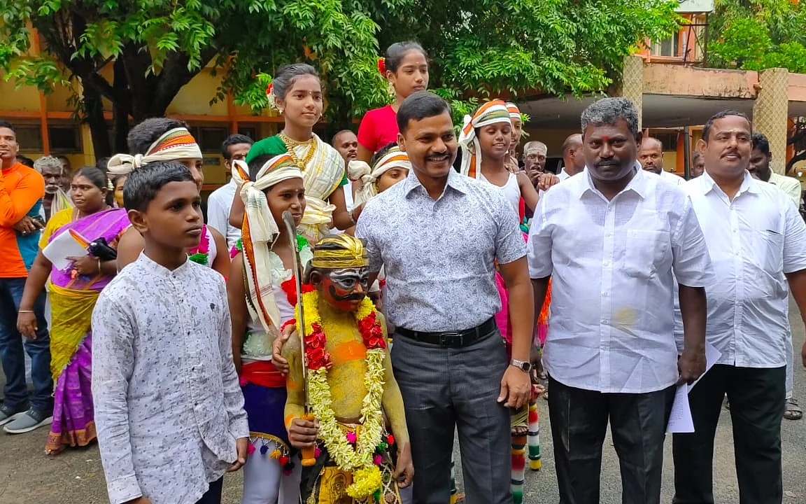 குழந்தைகள் தினம் நிகழ்வில் பங்கேற்றவர்களுடன் ஆட்சியர்