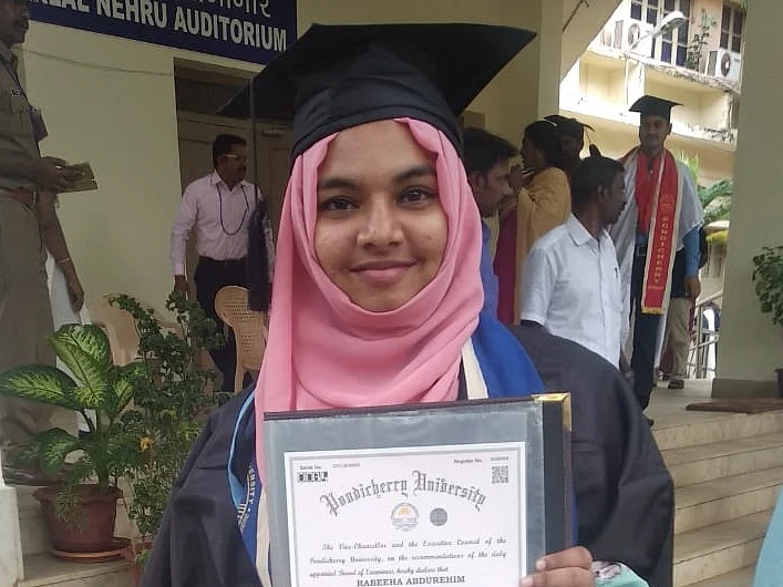 `ஹிஜாப் அணிந்தது குற்றமா?' - குடியரசுத் தலைவர் விழாவில் கொதித்த புதுச்சேரி பல்கலை மாணவி #CAA