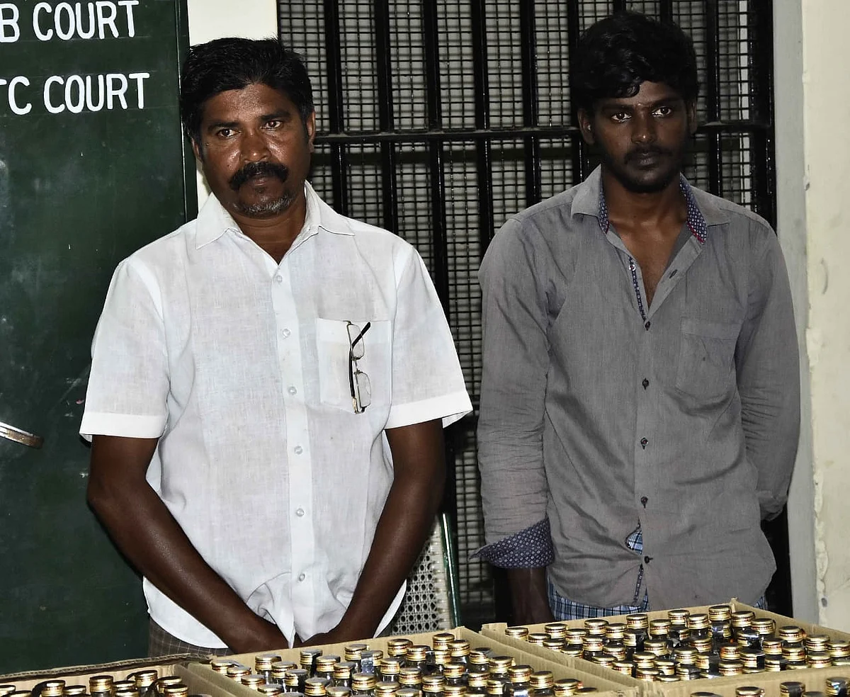 மதுபானம் வாங்கி வந்த போது போலிஸில் சிக்கியவர்கள்