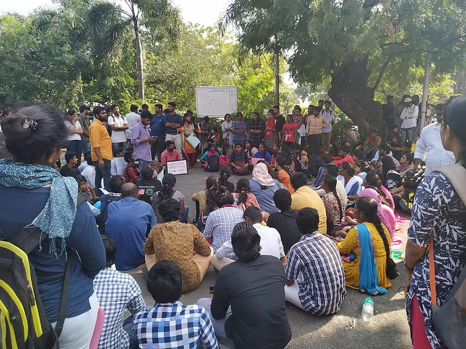விடுமுறை அறிவித்த நிர்வாகம்; 2 மாணவர்கள் கைது?- தொடரும் சென்னைப் பல்கலைக்கழக போராட்டம்! #CAAProtests