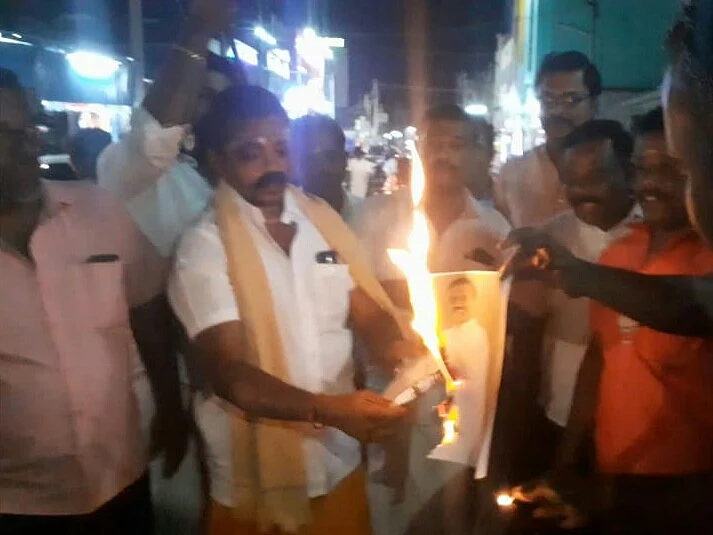 `கட்சியிலிருந்து நீக்குங்கள்!' - கோவில்பட்டியில் அரசகுமார் உருவப்படத்தை எரித்த பா.ஜ.க-வினர்