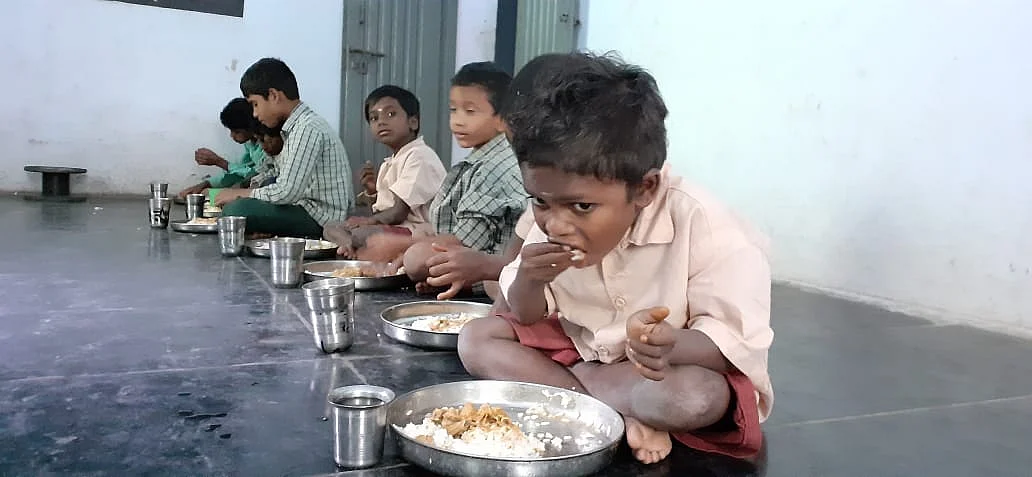 மதிய உணவு சாப்பிடும் மாணவர்கள்