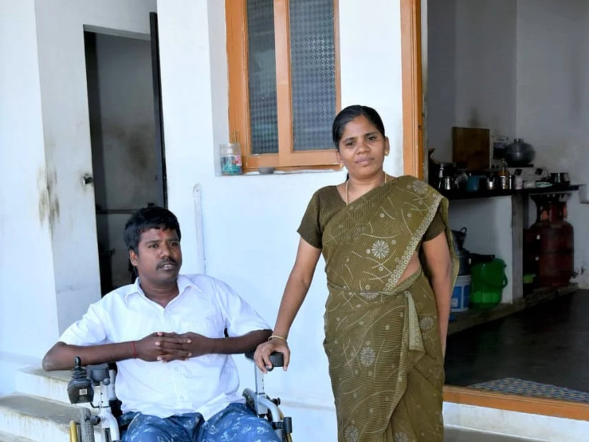 `எங்களை பொம்மை மாதிரி பாக்குறாங்க!’ - தசைச்சிதைவு நோயால் கலங்கும் அக்கா-தம்பி