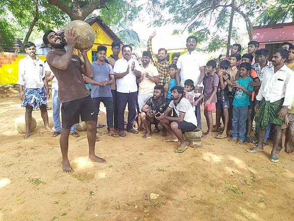 பயிற்சியில் இளைஞர்கள்