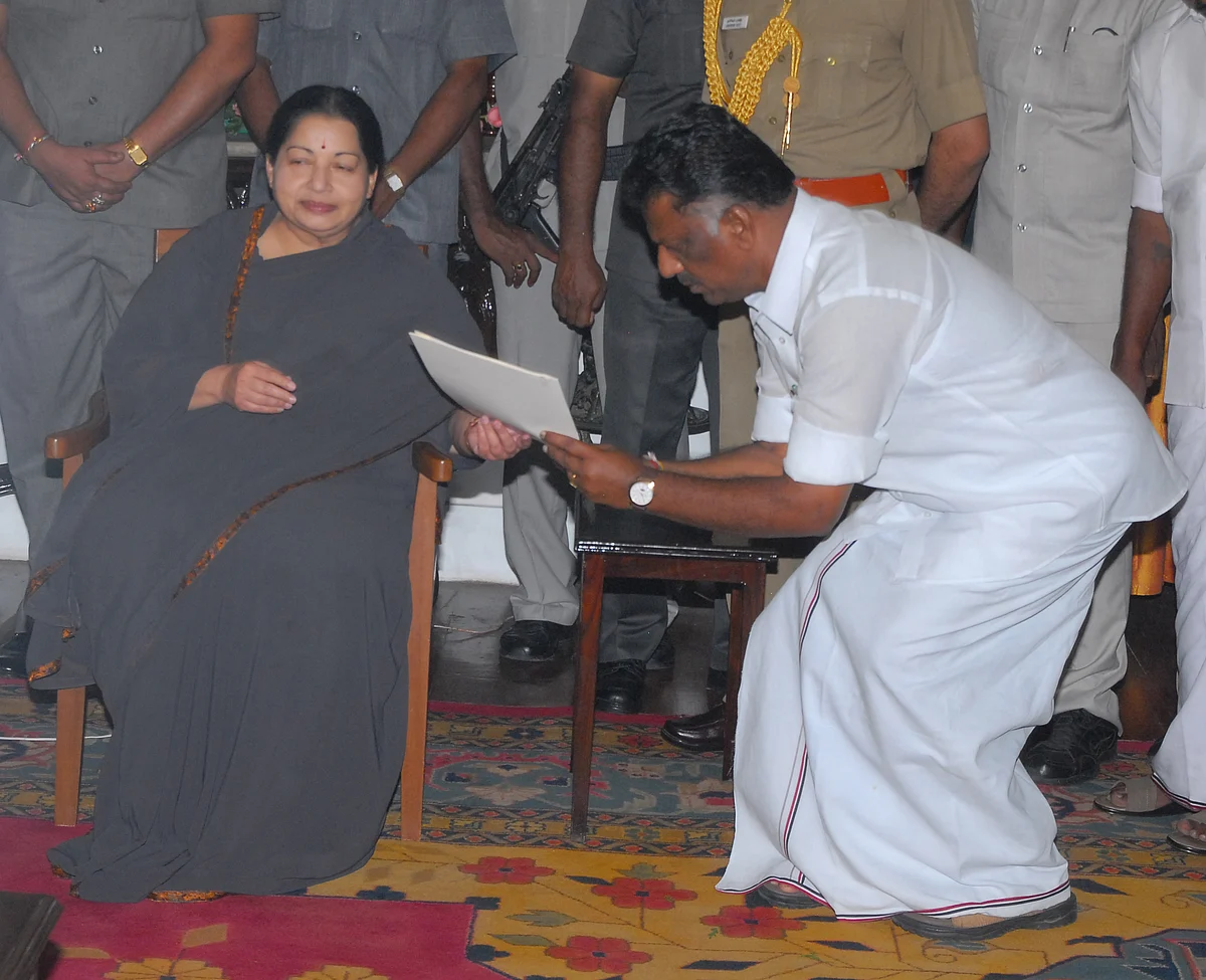 ஜெயலலிதாவுடன் பன்னீர்செல்வம்