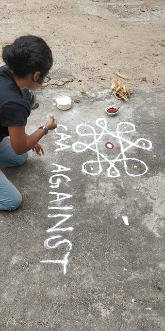 `எஜமானரின் மனங்குளிர செயல்படும் அரசுக்கு பாராட்டுகள்'- வீட்டு வாசலில் கோலம் போட்டு எதிர்த்த கனிமொழி! #CAA #NowAtVikatan