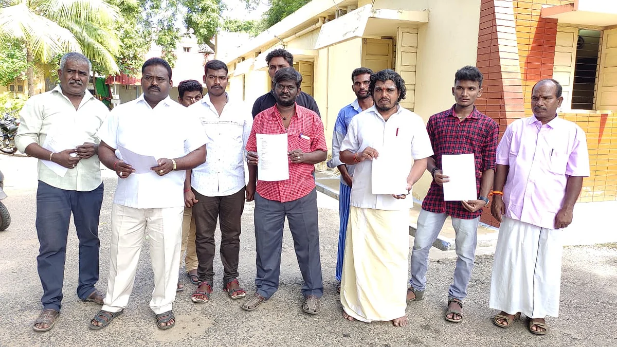 பாதிக்கப்பட்டவர்கள் கோபிச்செட்டிபாளையம் காவல் நிலையத்தில் மனு அளித்தபோது