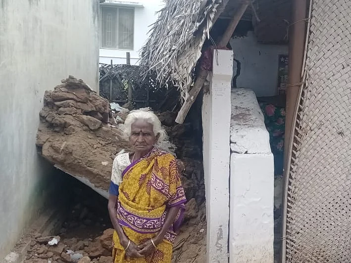 `வீட்டு சுவர் விழுந்தா எல்லாம் நிவாரணம் கிடையாது!' ஆதரவற்ற பாட்டியிடம் அதிகாரிகள் அலட்சியம்