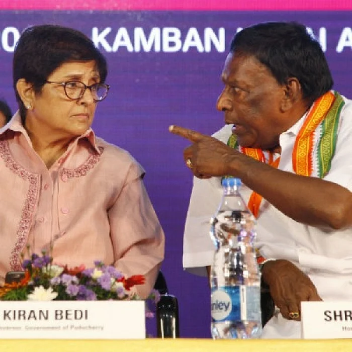 கிரண்பேடி - நாராயணசாமி
