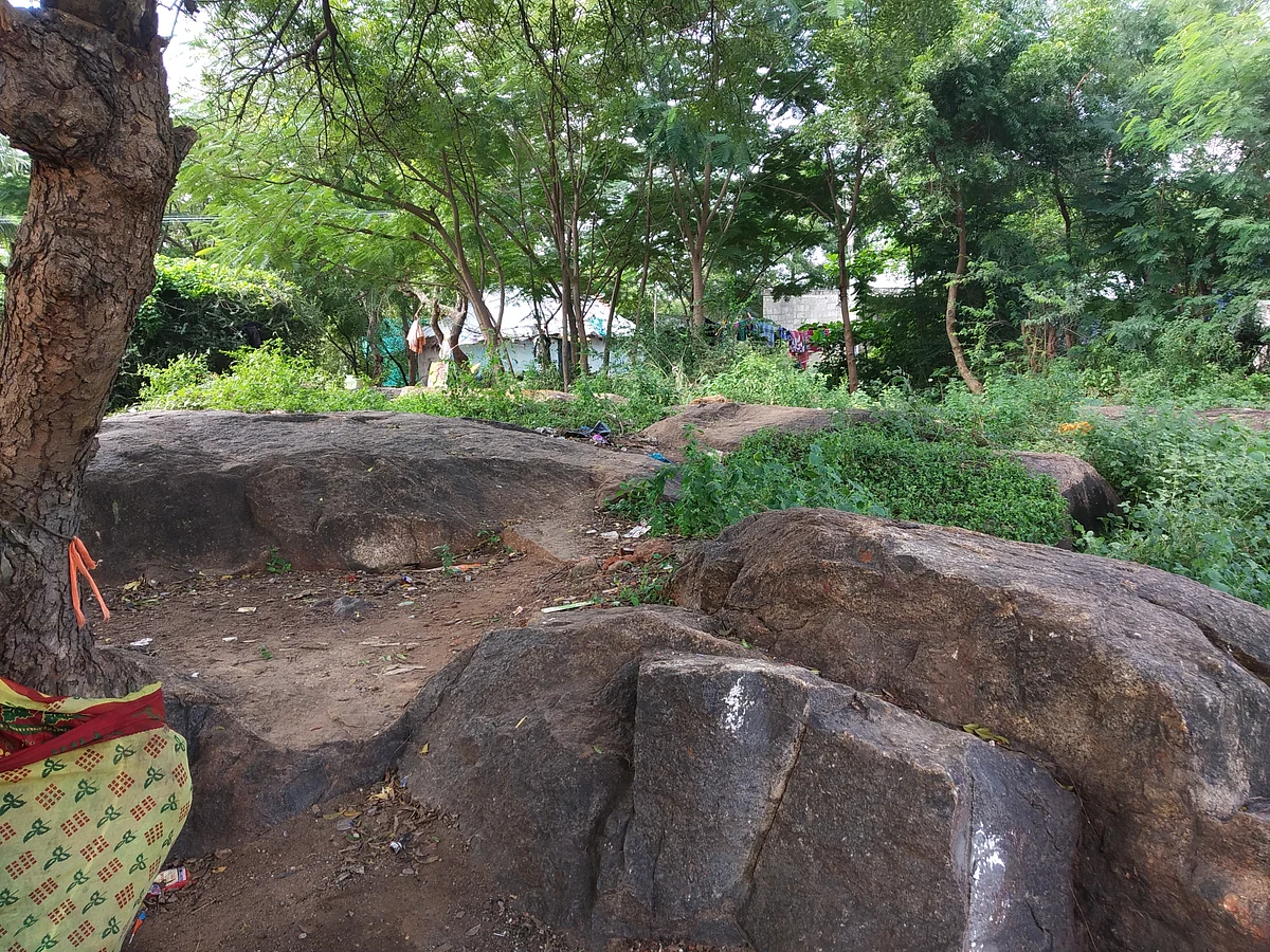 குழந்தைகள் அங்கன்வாடிக்கு செல்லும் பாதை